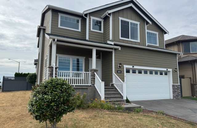 4 Bedroom 2.5 Bathroom Home w/ Garage In Ferndale!
