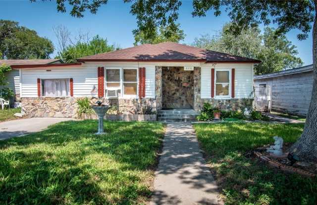 Photo of 121 W Avenue E