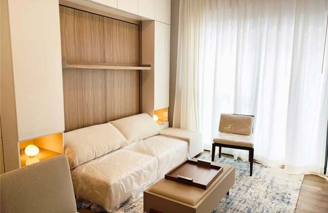 Photo of 987 Queen Street unit: 725