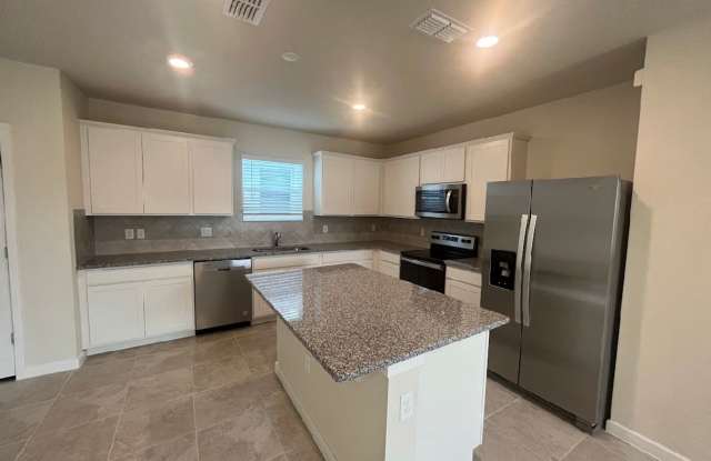 Modern 4BR + Loft in DeLand! Internet, Cable, & Lawn Care INCLUDED!