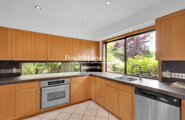 Photo of Sleek + Stylish Four Bedroom Escape in Palisades! DEPOSIT SPECIAL