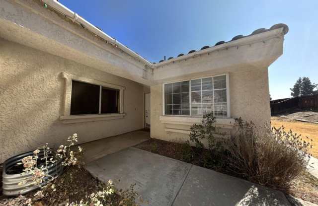 2 Bedroom 2 Bath w/ Bonus Room Located in Loma Linda!!