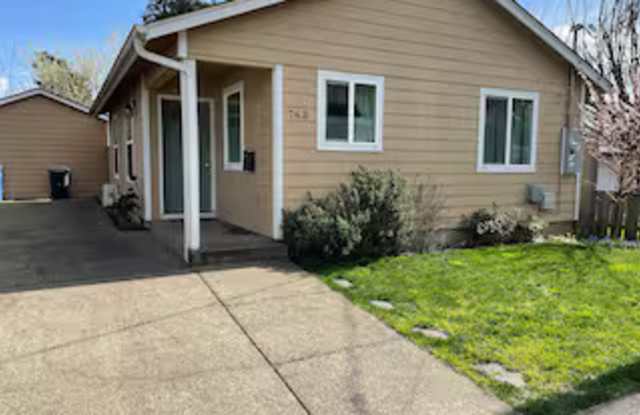 Photo of 763 18th St Ne