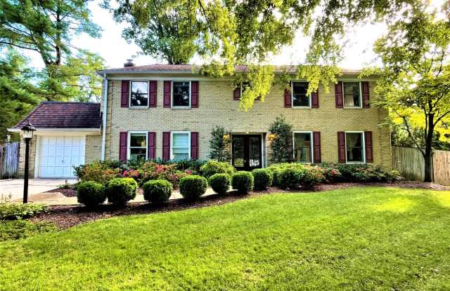 Photo of Luxury 5 bed, 3.5 bath with Pool!