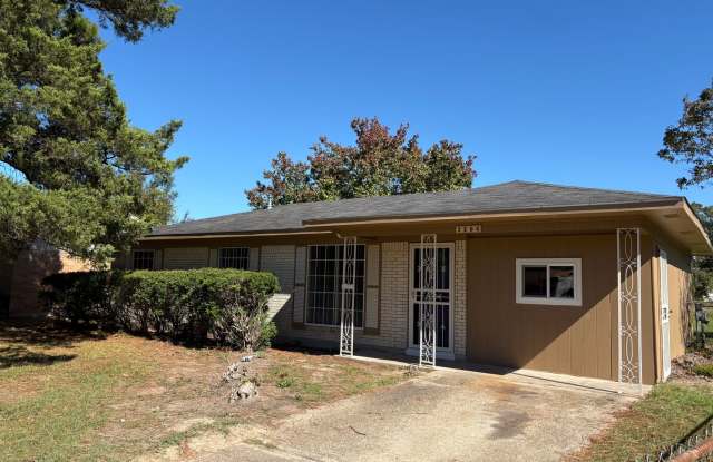 Photo of Gorgeous 4 bedroom/1.5 bath house with Central Air  Heat