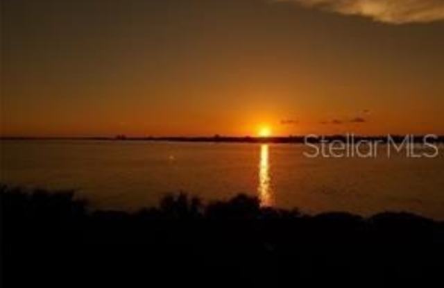 1020 TIDEWATER SHORES LOOP