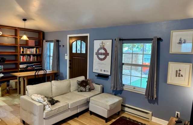 Cozy 2 Bedroom House in Rosedale!