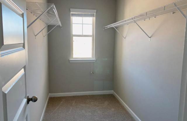 3 BEDROOM TOWNHOME IN OAKWOOD!