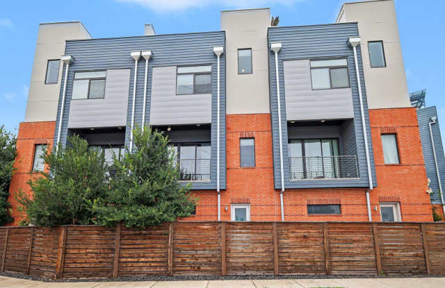 Modern Downtown SA Townhome | Rooftop Balcony, Private Garage & All Appliances Included