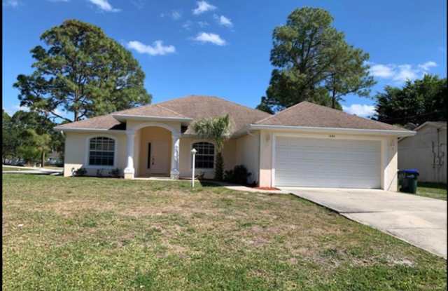 Charming 4 bed - 2 bath in North Port, Available Now!