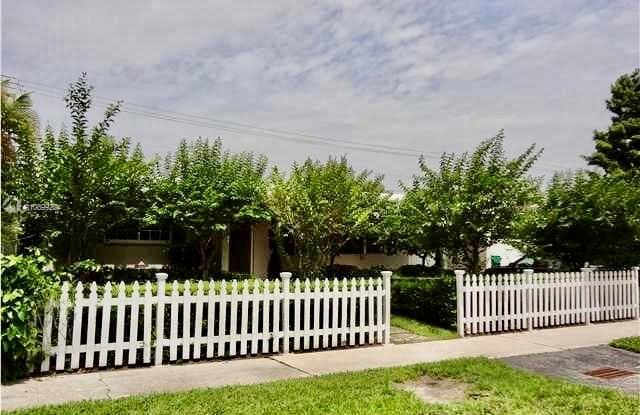 5040 SW 93rd Ct - 5040 Southwest 93rd Court, Olympia Heights, FL 33165