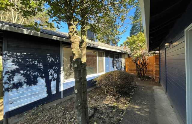 Beautiful 2 Bed, 1 Bath Duplex in SW Portland! Enjoy Private Yard, Spacious Floorplan in a Great Location!!