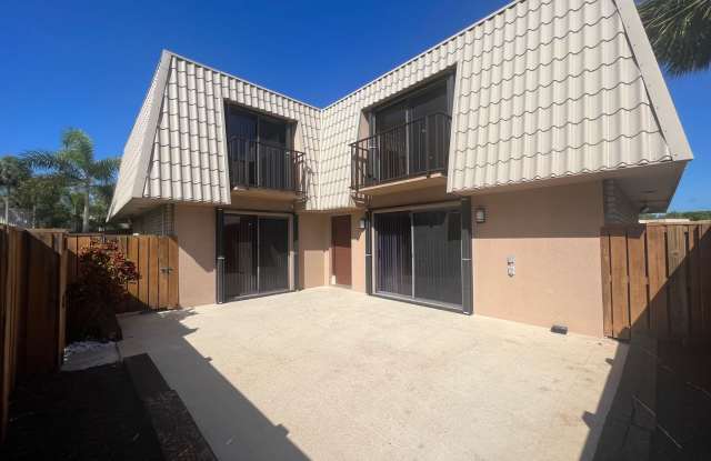 Townhouse 2 Bedroom 2.5 Bath West Palm beach