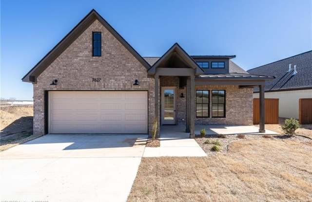 7627 Woodbine LN