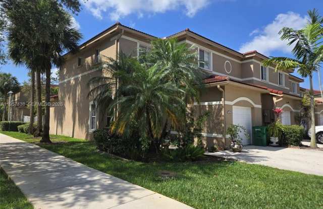 7662 N SOUTHWOOD CIR DAVIE, FL 33328