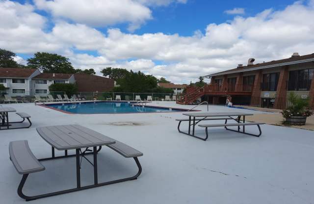 Spacious  Updated 2-Bed, 2-Bath Condo in Desirable Palatine Location