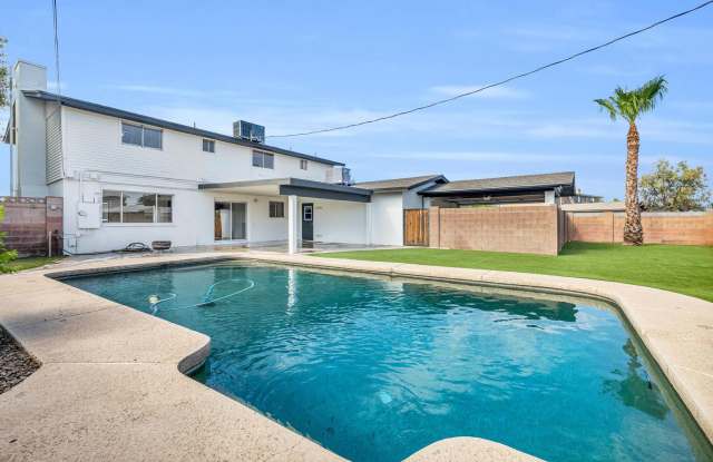 6 Bedroom! 4 1/2 BATHS! ASU! Diving Pool! Less than 1 mile to campus