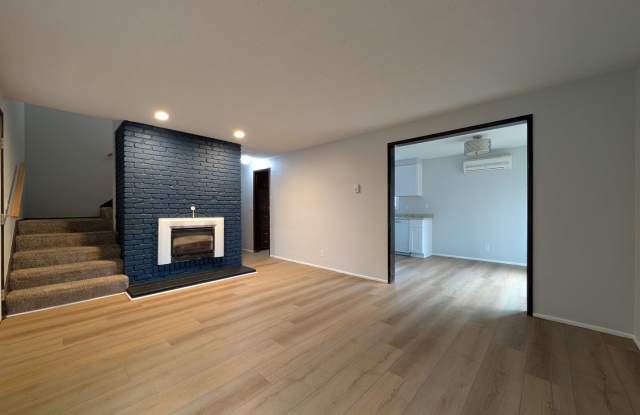 Nice 3-Bedroom, 2.5-Bathroom Duplex With Gas Fireplace!