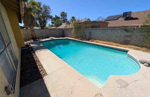 Sharp 3 Bedroom Home w/Pool in Glendale
