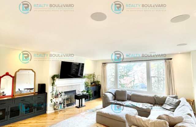 Beautiful 3 bedroom 2 bath house in Sommersett with access to Amenities-Including a clubhouse, recreation room, golf course, fitness center, pool and spas, tennis courts