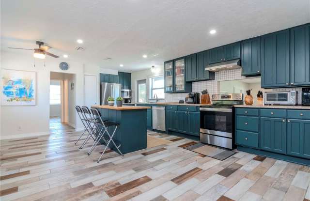 1528 W RIVER SHORE WAY