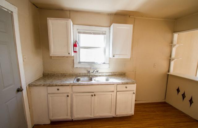 Cozy 2 Br/1 Ba Home Near At Center