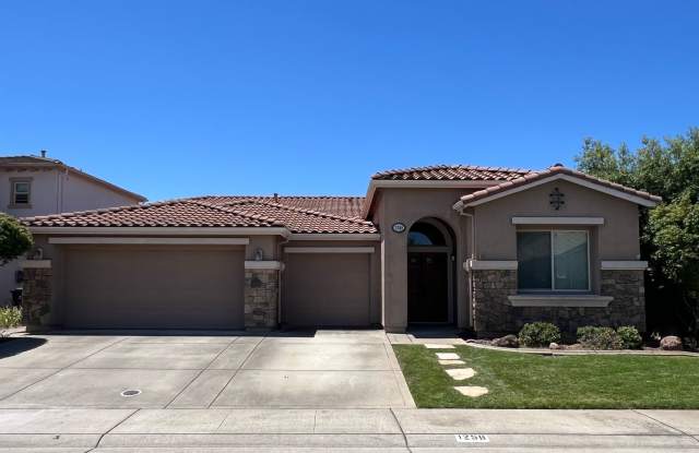 BEAUTIFUL 4 BEDROOM, ONE STORY HOUSE IN LINCOLN!