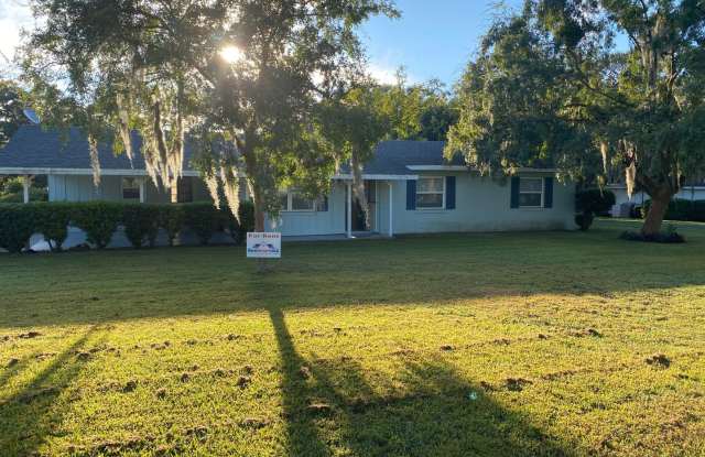 3 Bedroom 2 Bath in Eustis for Rent!