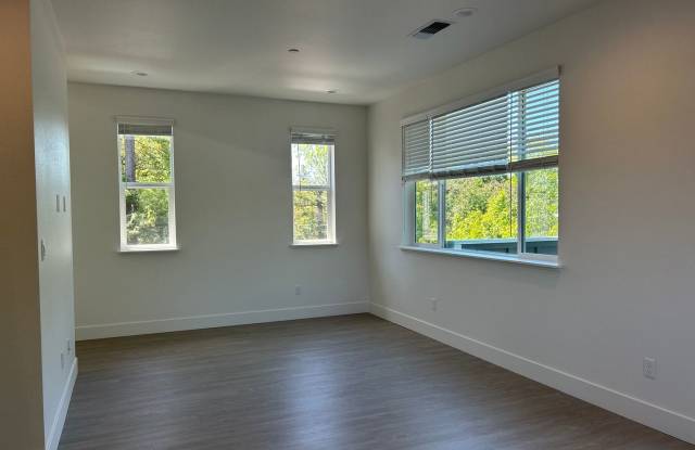 Photo of The Vineyards at Dennis Lane Studio unit with back yard and garage