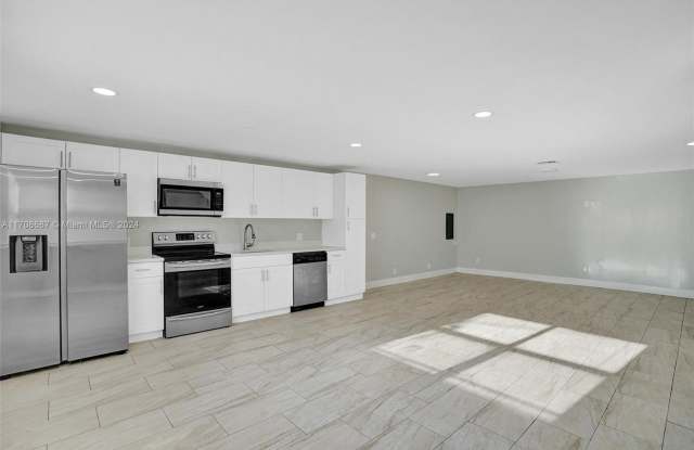 242 SW 9th Street 2, Dania Beach, FL 33004