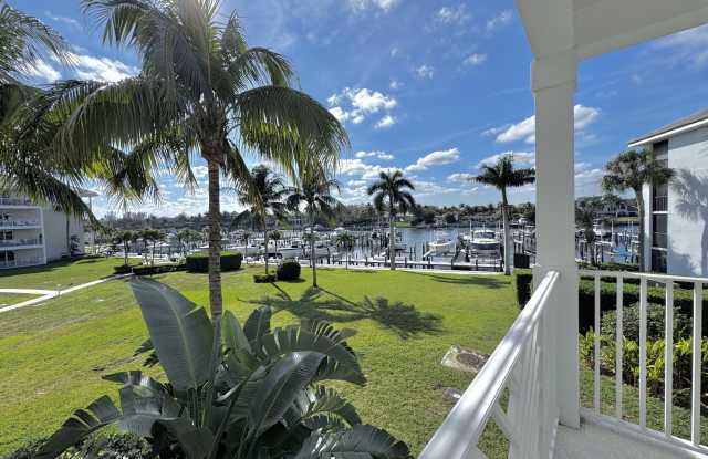 424 Bay Colony Drive N