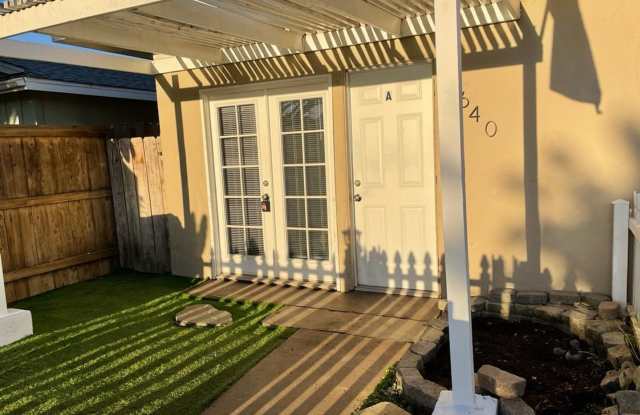 3 BD 1 BA- 1/2 duplex 6 Blocks From Beach Fenced Front  Backyard