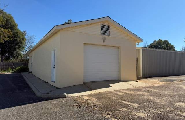 1332 R S. Brunidge St