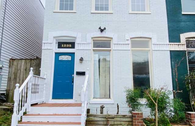 Very Spacious 4bdrm/2bth House on W CARY STREET in the Heart of VCU!!!