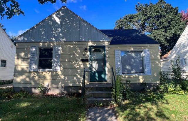 2921 Belknap Ave NE - 2921 Belknap Avenue Northeast, Grand Rapids, MI 49505