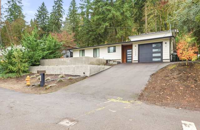 Stunning 4 Bedroom/2 Bathroom West Linn Retreat with Designer Firepit  Gorgeous Views!