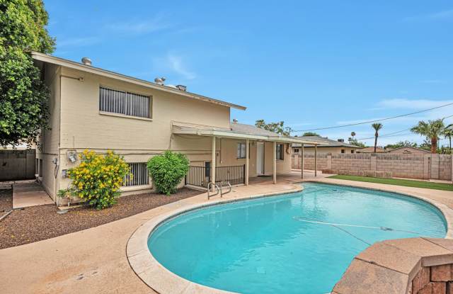 5 Bedroom/ 3 Bath - 1025 E Manhatton