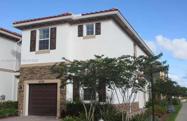 4304 Brewster Ln