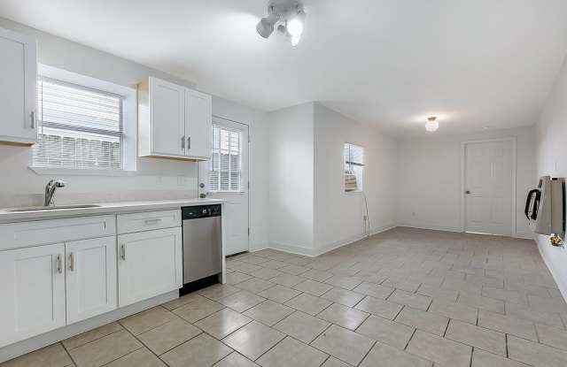 1227 Saint Roch Avenue - B