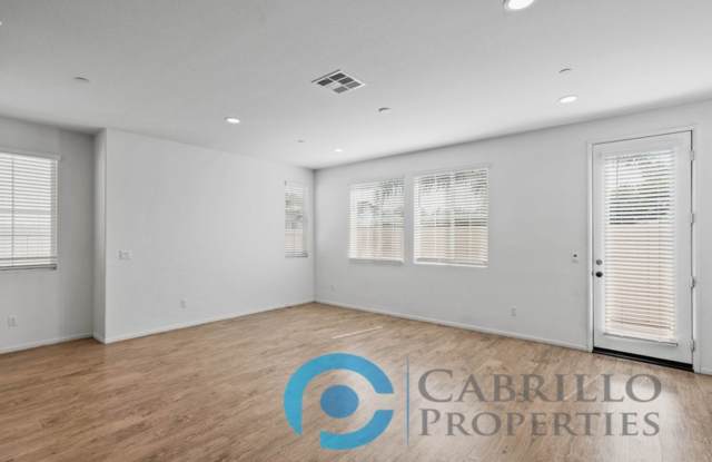 Spacious 3 bedroom Home w/2 car Garage in Vista, Short Drive to the Beach and Freeway access!