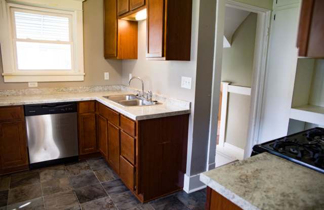 Beautiful 5 Bedroom Close by The U of M for Sept 2026!~