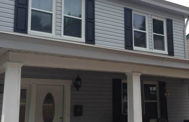 Photo of Huge Luxury South Side Home w/ Stainless Kitchen appliances and A/C