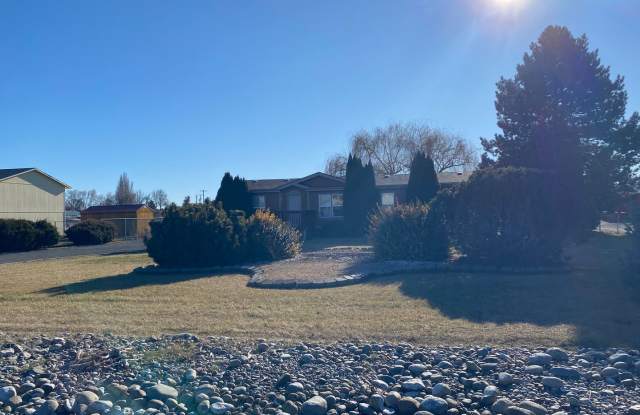 3 bedroom 2 bath home with garage on 1 acre