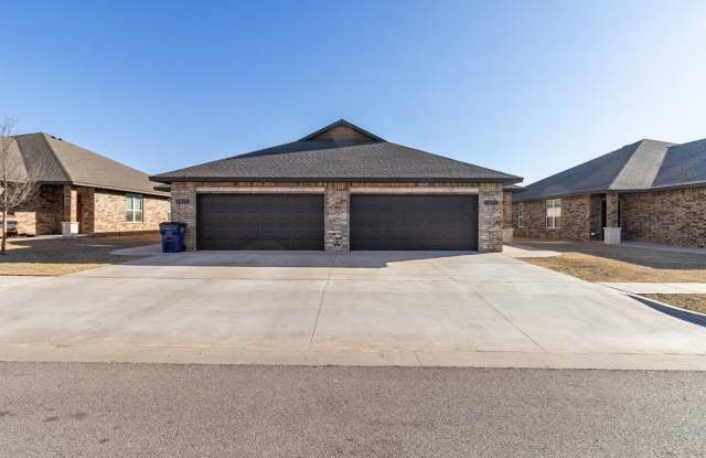 3br 2ba duplex with 2 car garage!