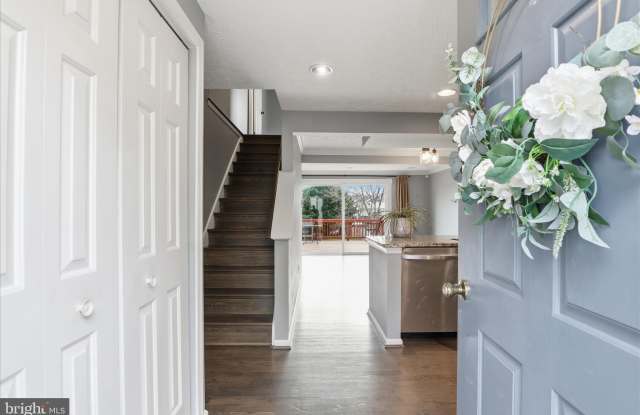 8418 WHITE FEATHER Court