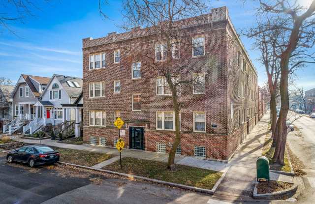 1849-51 W Cornelia / 3449-55 N Wolcott