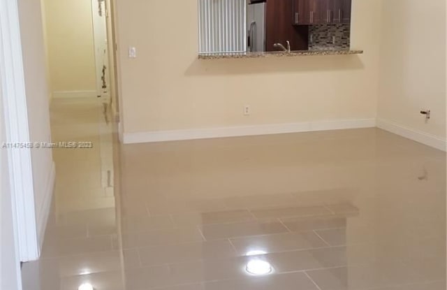 453 Lakeview Dr Apt 4 - 453 Lakeview Drive, Weston, FL 33326