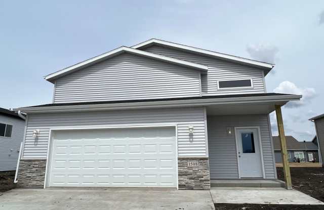 1508 Keystone Cir NE