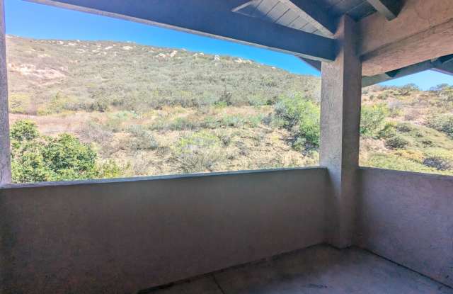 *Move In Special* Rancho Bernardo Top Level 2 Bedroom/2 Bathroom Condo!