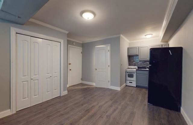 21 E DIVISION Street